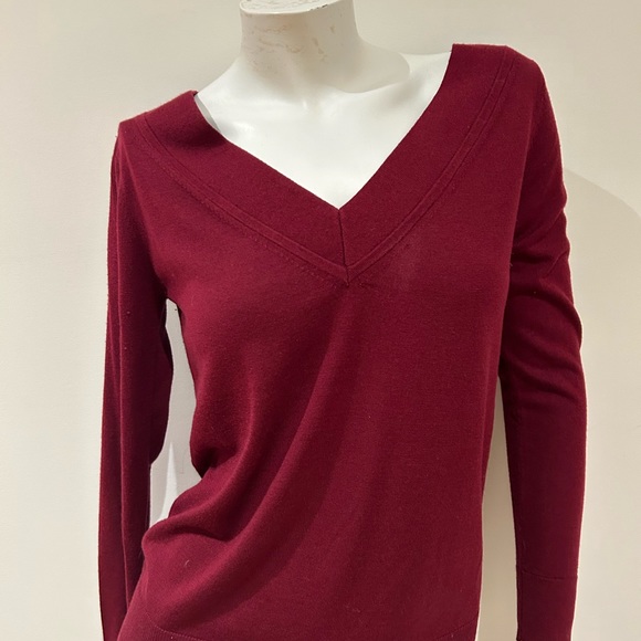 Banana Republic v-neck sweater. - Picture 4 of 4